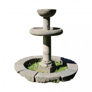 Antica fontana in pietra. Epoca 1800